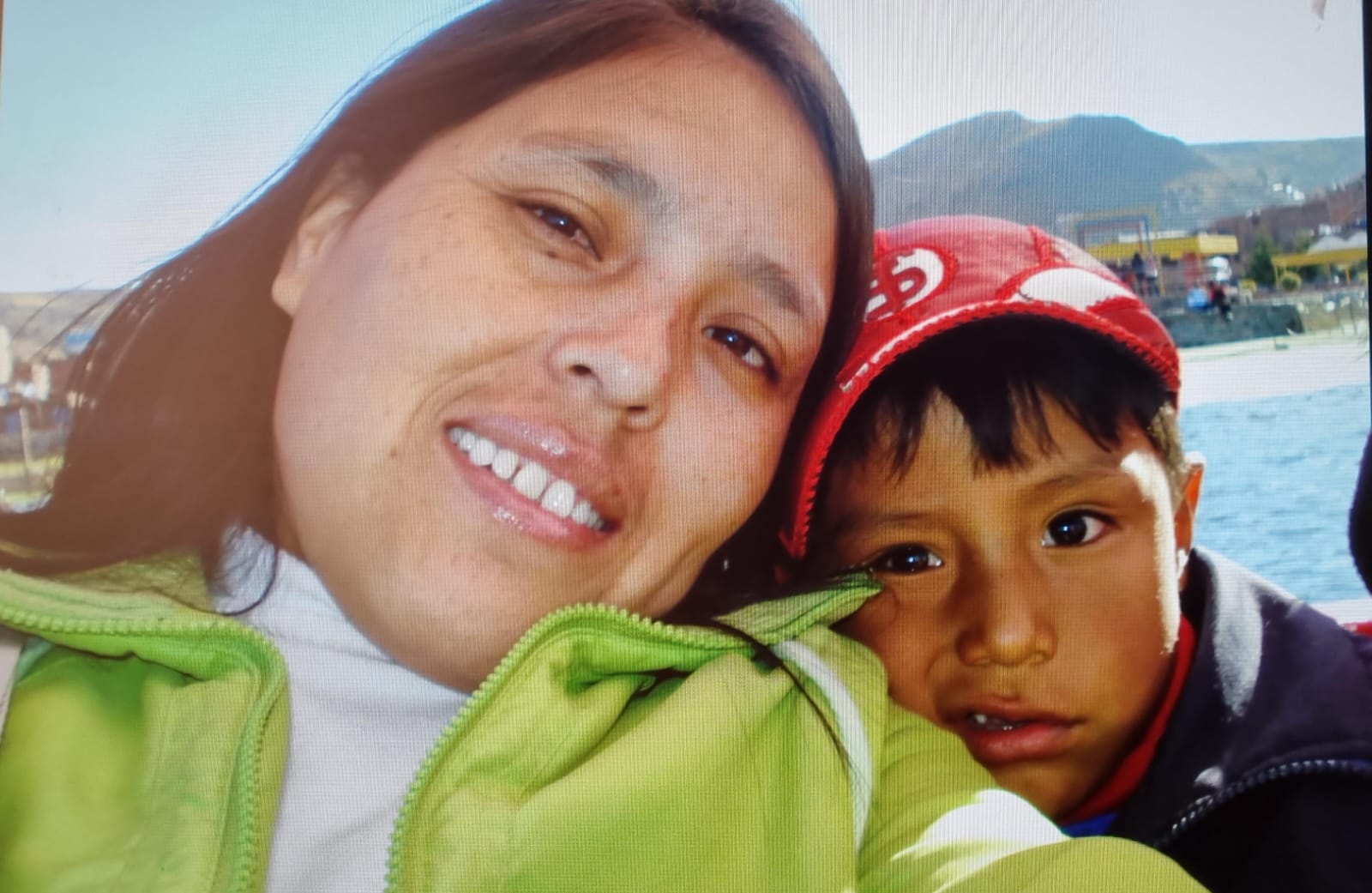 Madre e hijo abrazados en campo de flores